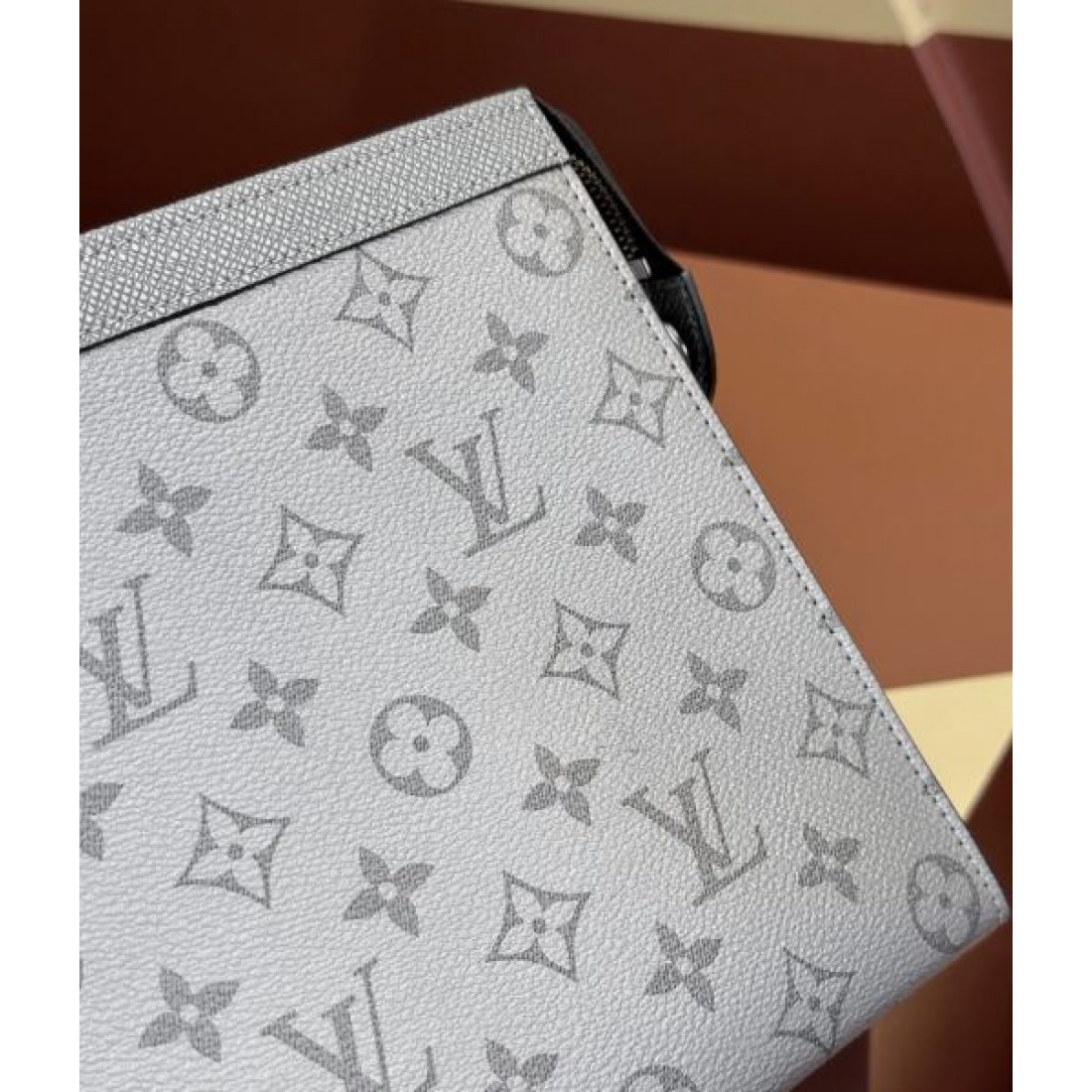 ルイヴィトン 偽物 クラッチバッグ LOUIS VUITTON クラシカルでコンパクトな存在感