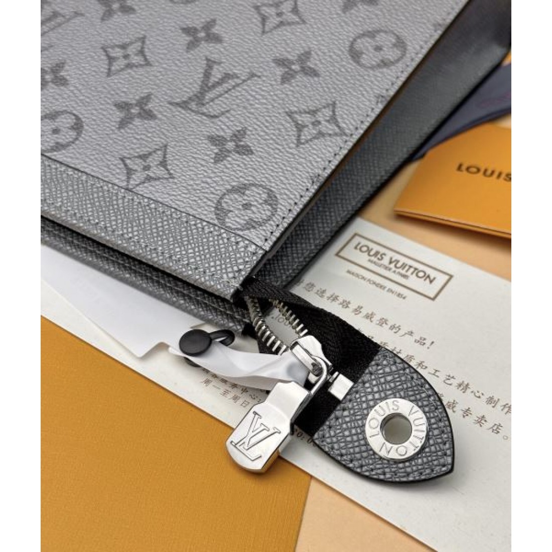 ルイヴィトン 偽物 クラッチバッグ LOUIS VUITTON クラシカルでコンパクトな存在感