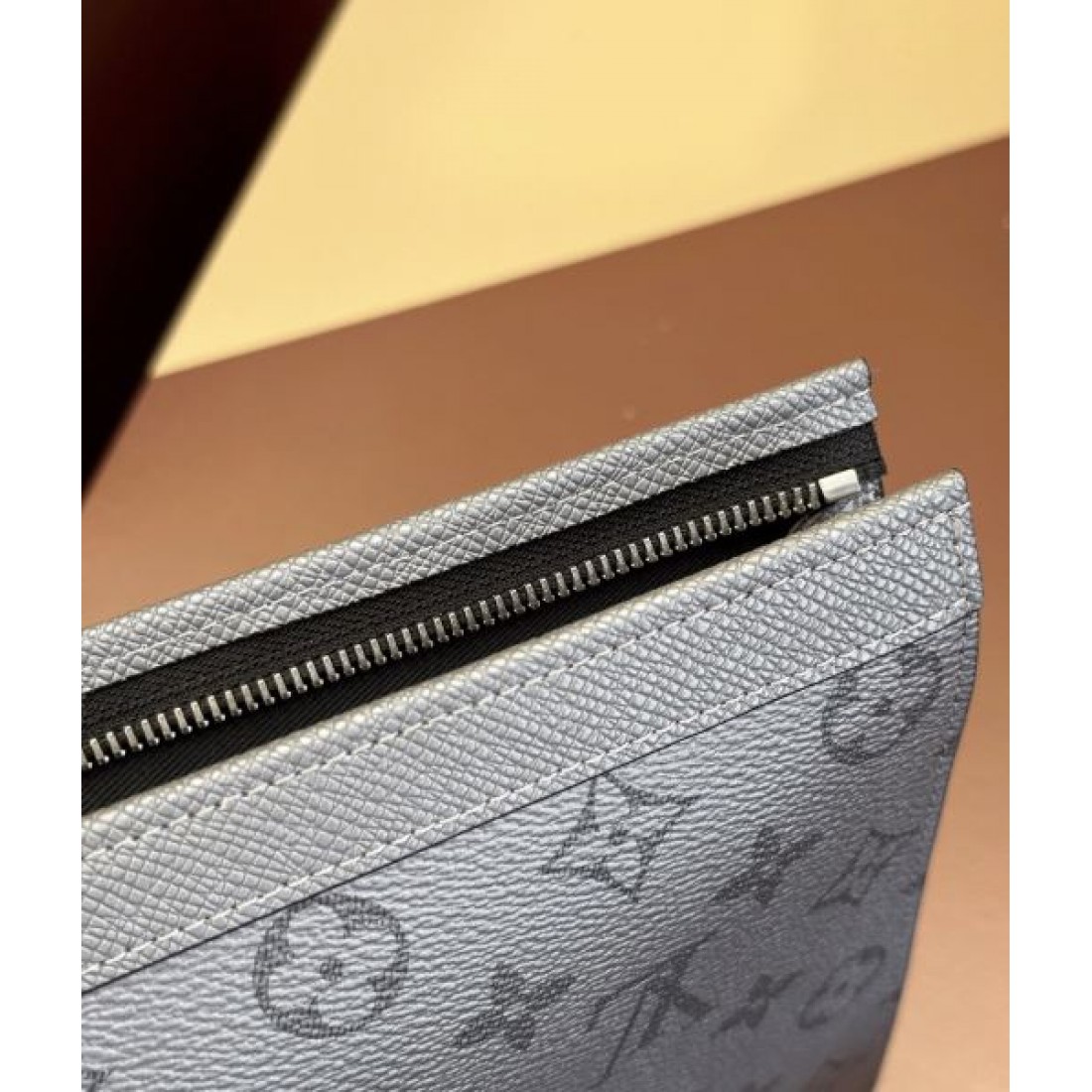 ルイヴィトン 偽物 クラッチバッグ LOUIS VUITTON クラシカルでコンパクトな存在感