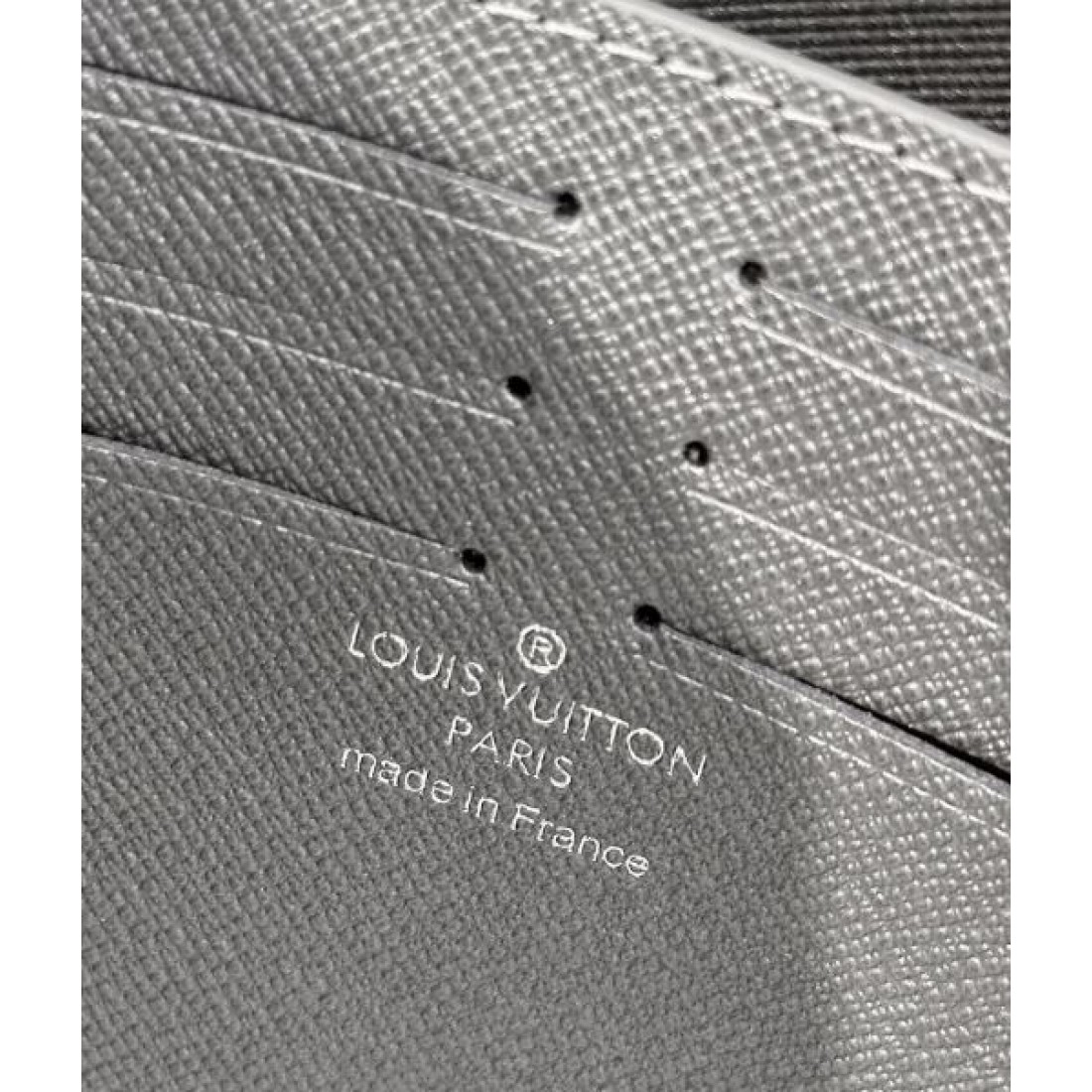 ルイヴィトン 偽物 クラッチバッグ LOUIS VUITTON クラシカルでコンパクトな存在感