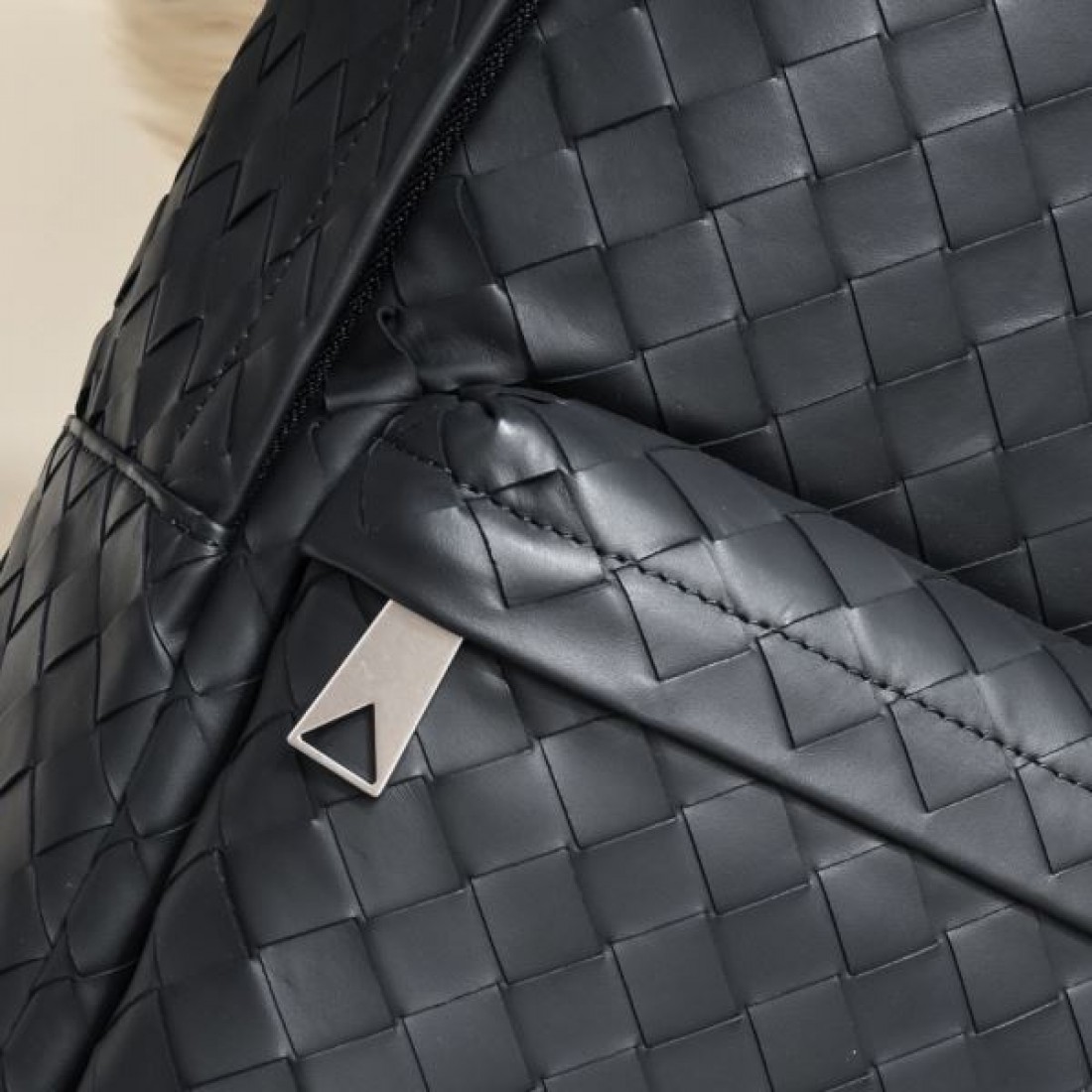 ディテールと機能性を両立する BOTTEGA VENETA ボッテガヴェネ 偽物 バックパック