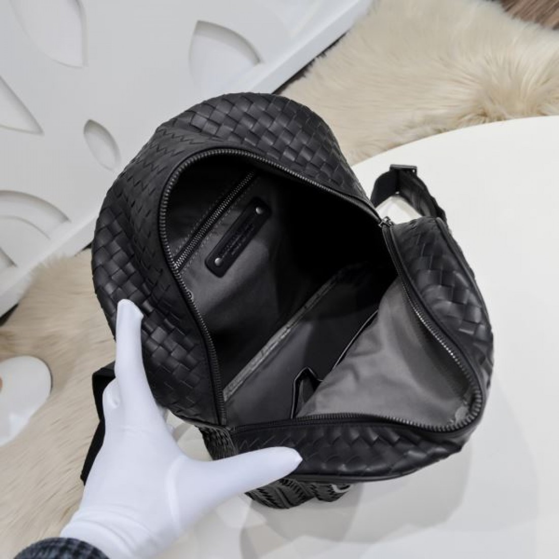 機能性と芸術性を兼ね備えた BOTTEGA VENETA ボッテガヴェネタ コピー バックパック