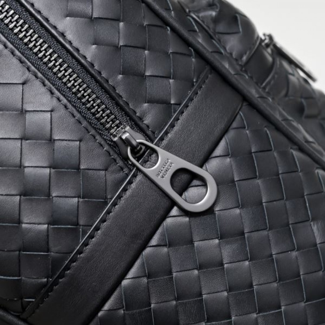 機能性と芸術性を兼ね備えた BOTTEGA VENETA ボッテガヴェネタ コピー バックパック