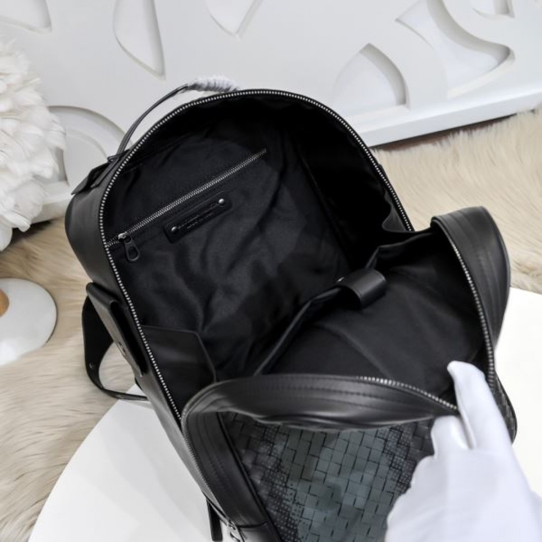 ラインと静かな高級感を纏う ボッテガヴェネタ コピー バックパック BOTTEGA VENETA