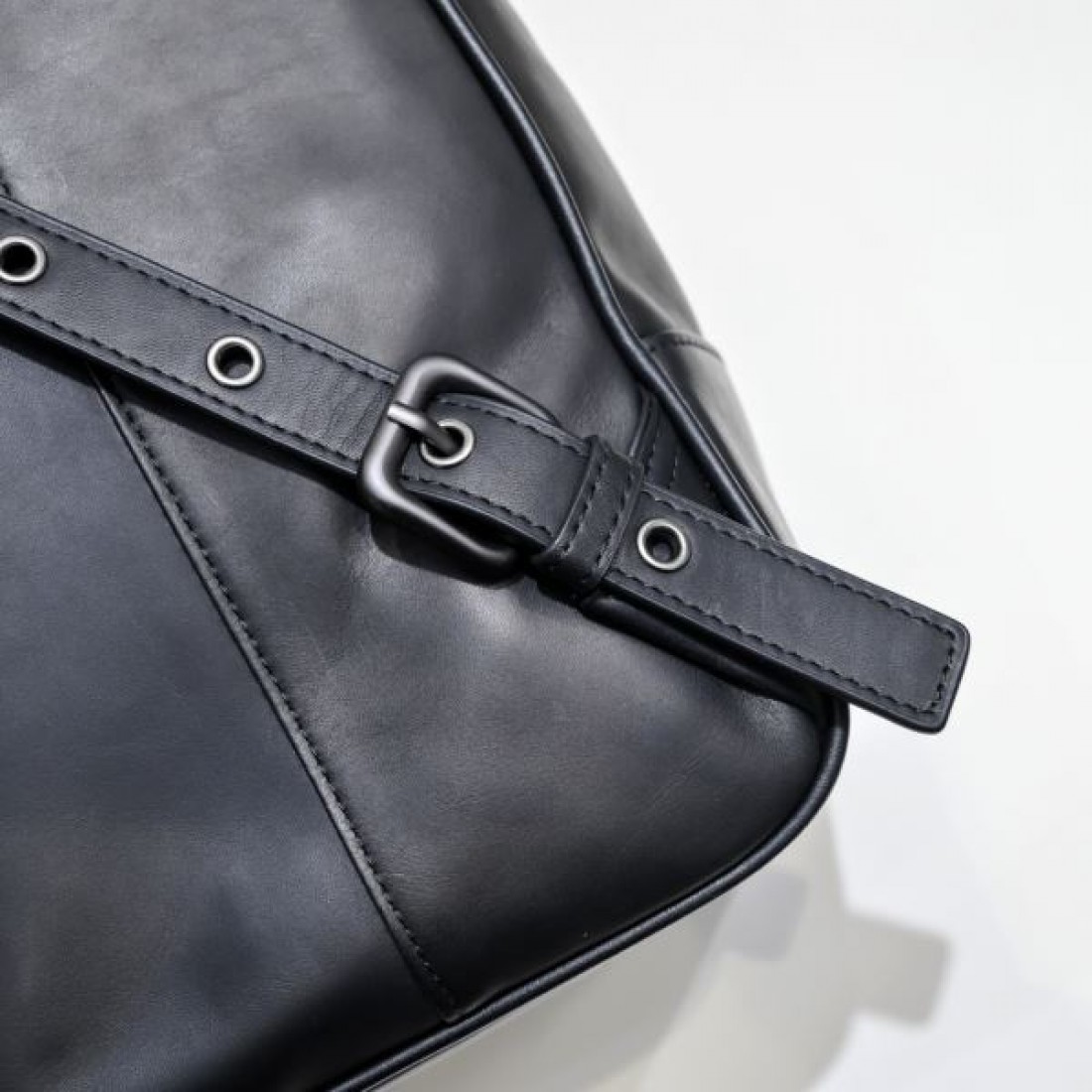 ラインと静かな高級感を纏う ボッテガヴェネタ コピー バックパック BOTTEGA VENETA