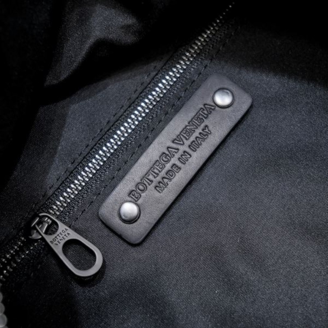ラインと静かな高級感を纏う ボッテガヴェネタ コピー バックパック BOTTEGA VENETA