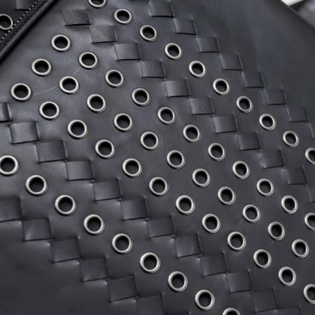上質でクラフト感あふれる BOTTEGA VENETA ボッテガヴェネタ コピー バックパック