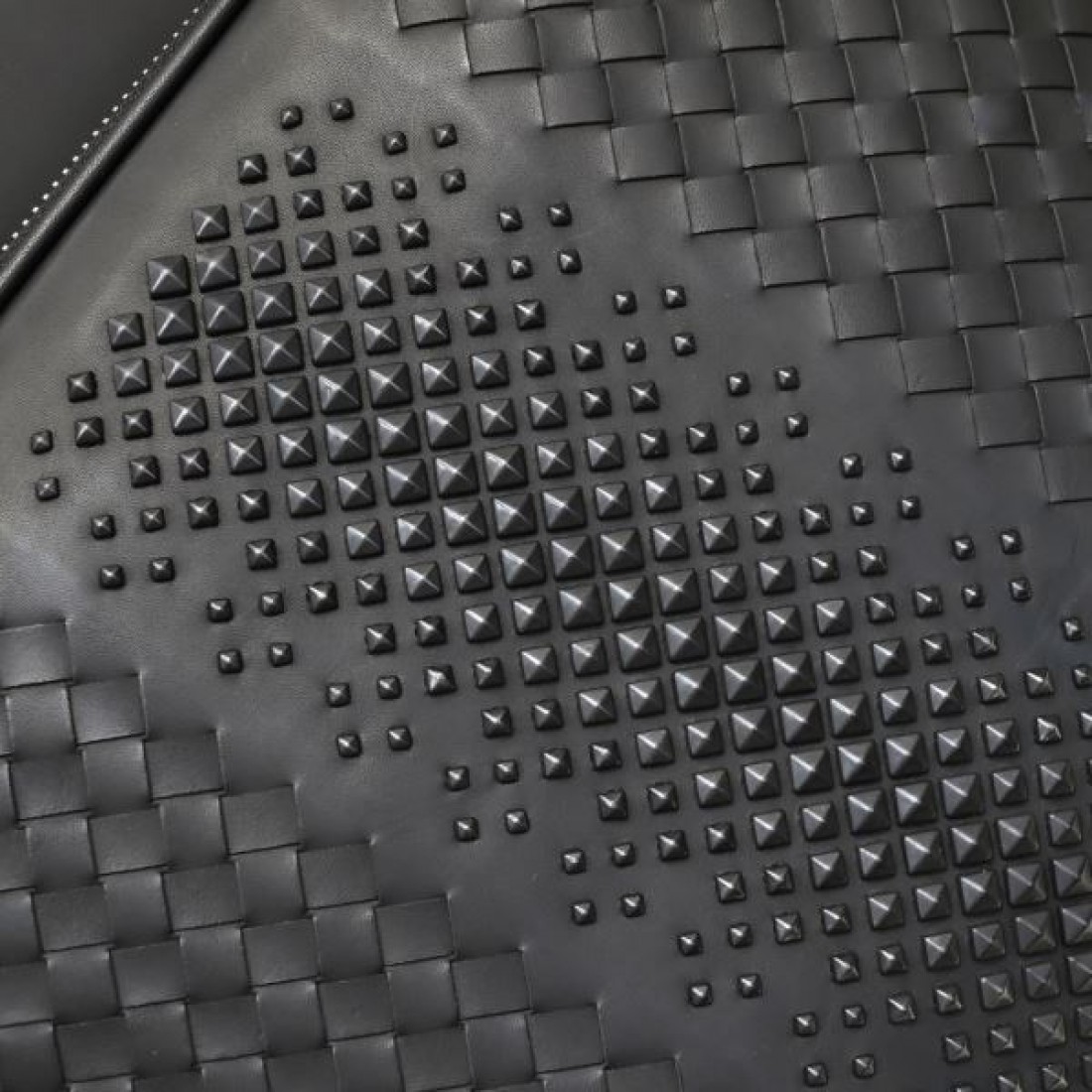 BOTTEGA VENETA ボッテガヴェネタ コピー バックパック 洗練とクラフト感の融合美