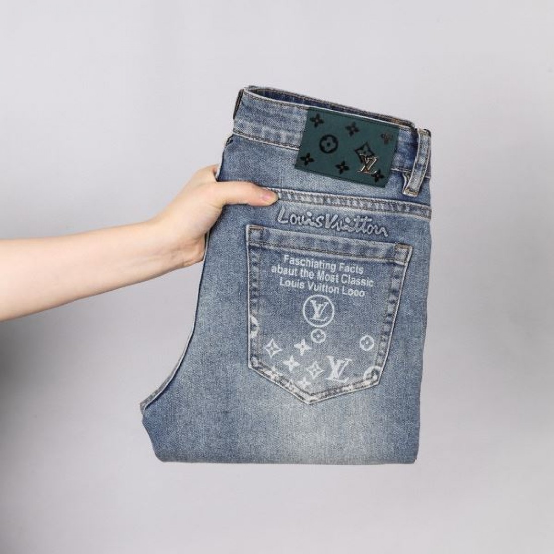 エレガントな雰囲気！LOUIS VUITTON ルイヴィトン コピー ジーパン 洗練された美しさ