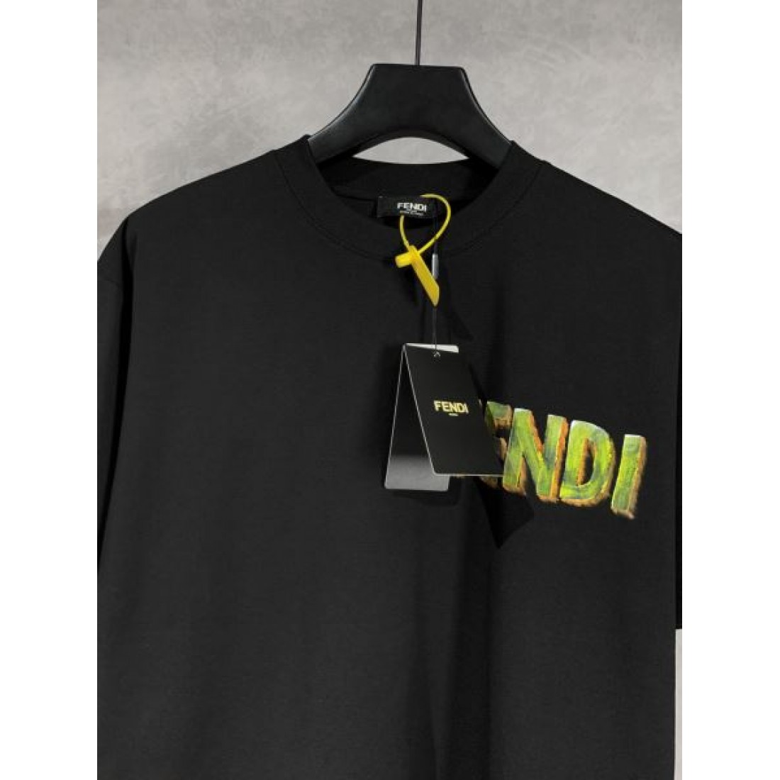 FENDI フェンデイ コピー 半袖Tシャツ で纏うスマートで大胆なデザイン