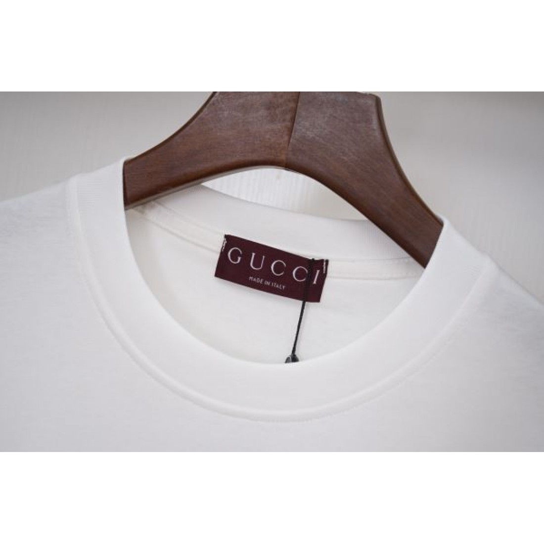  GUCCI グッチ 偽物 半袖Tシャツ で纏う上品で柔らかな雰囲気