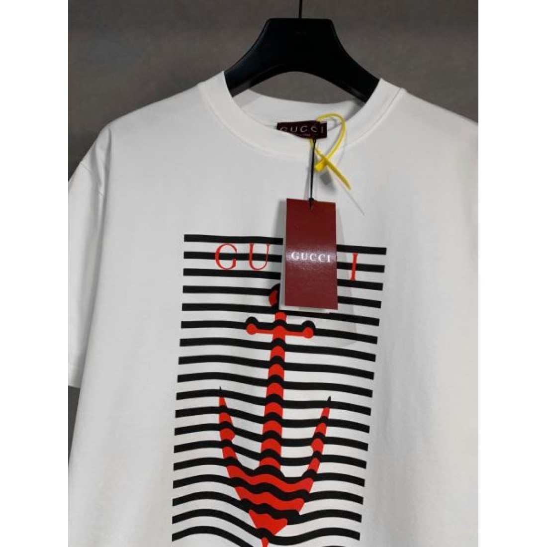 上質で大胆な印象を放つ GUCCI グッチ スーパーコピー 半袖Tシャツ 洗練された