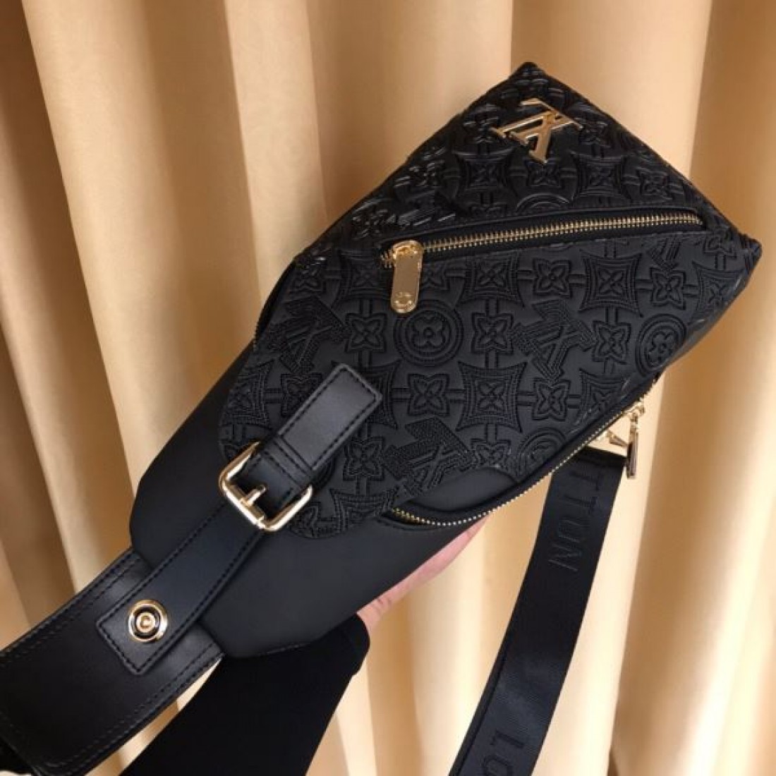 シーズンの流行にチェック LOUIS VUITTON ルイヴィトン コピー チェストバッグ 海外セレブ風コーデ
