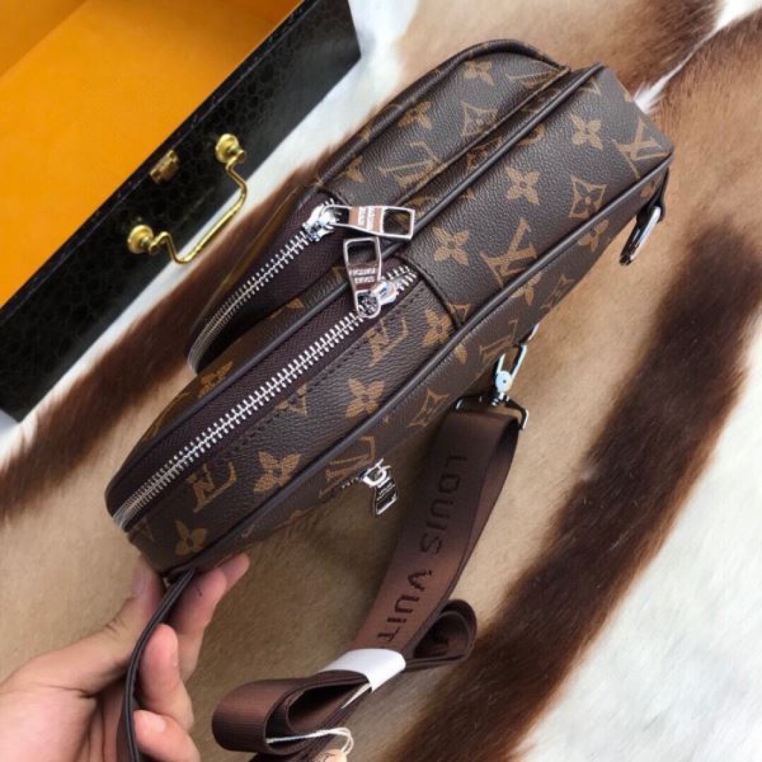 人気沸騰中！おしゃれ新品 LOUIS VUITTON ルイヴィトン コピー チェストバッグ 大人可愛い
