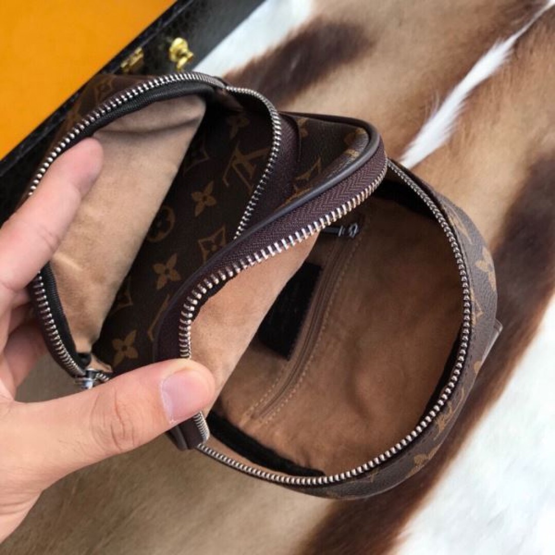 人気沸騰中！おしゃれ新品 LOUIS VUITTON ルイヴィトン コピー チェストバッグ 大人可愛い
