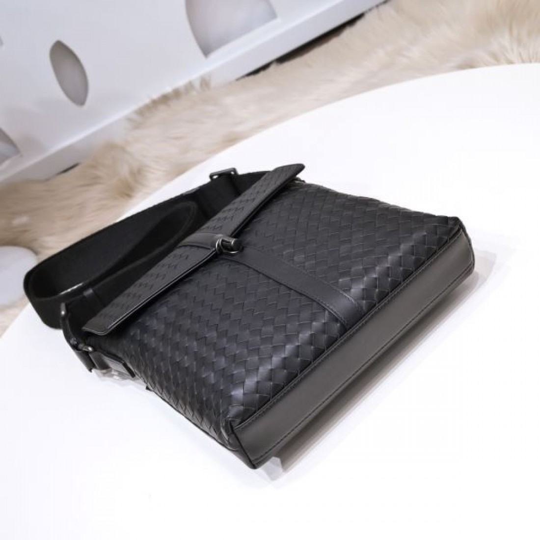 ファッショニスタ注目 BOTTEGA VENETA ボッテガヴェネタ コピー ショルダーバッグ コーデの主役