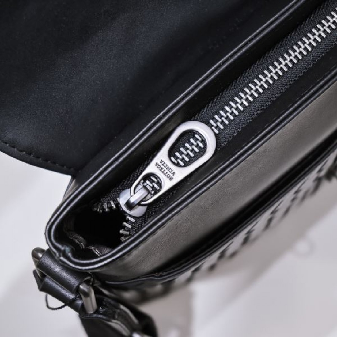 ファッショニスタ注目 BOTTEGA VENETA ボッテガヴェネタ コピー ショルダーバッグ コーデの主役