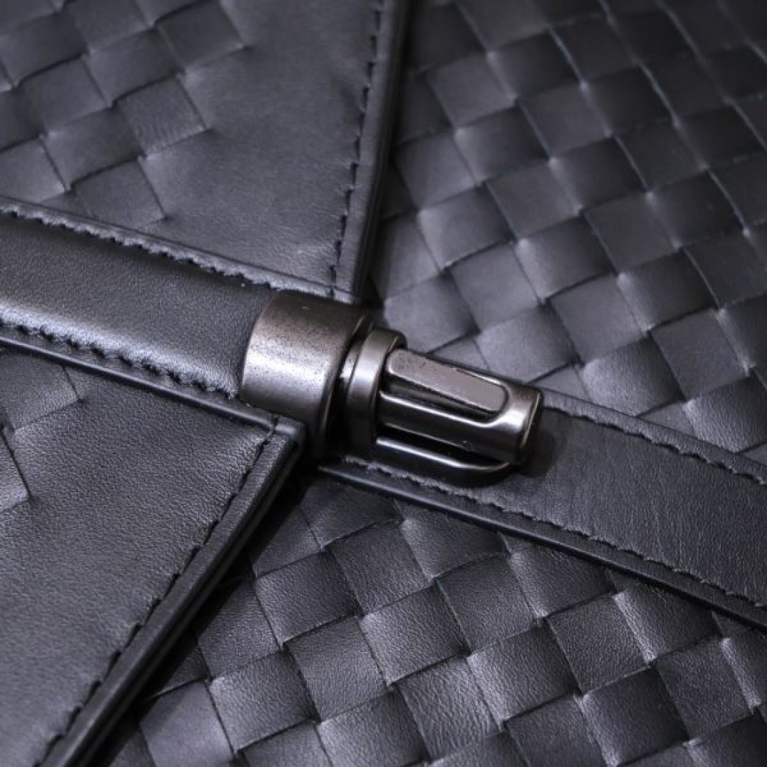 ファッショニスタ注目 BOTTEGA VENETA ボッテガヴェネタ コピー ショルダーバッグ コーデの主役
