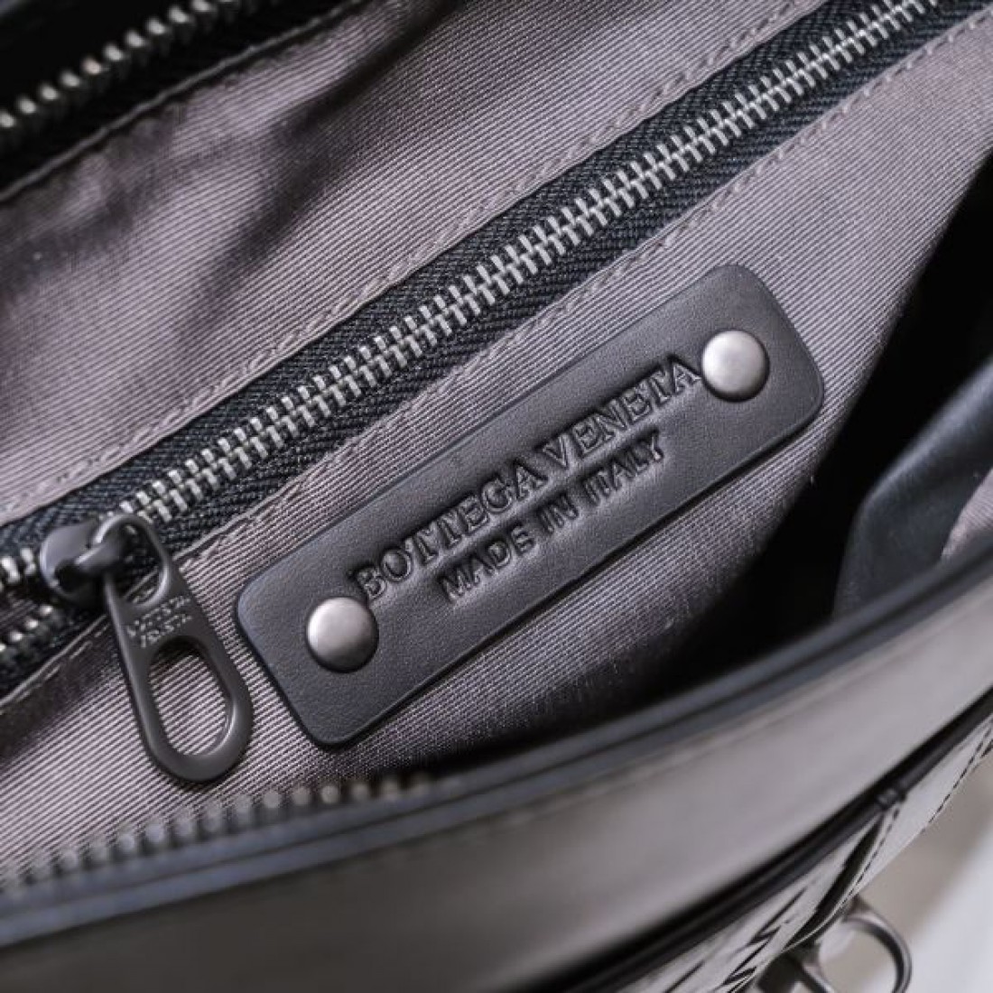 ファッショニスタ注目 BOTTEGA VENETA ボッテガヴェネタ コピー ショルダーバッグ コーデの主役