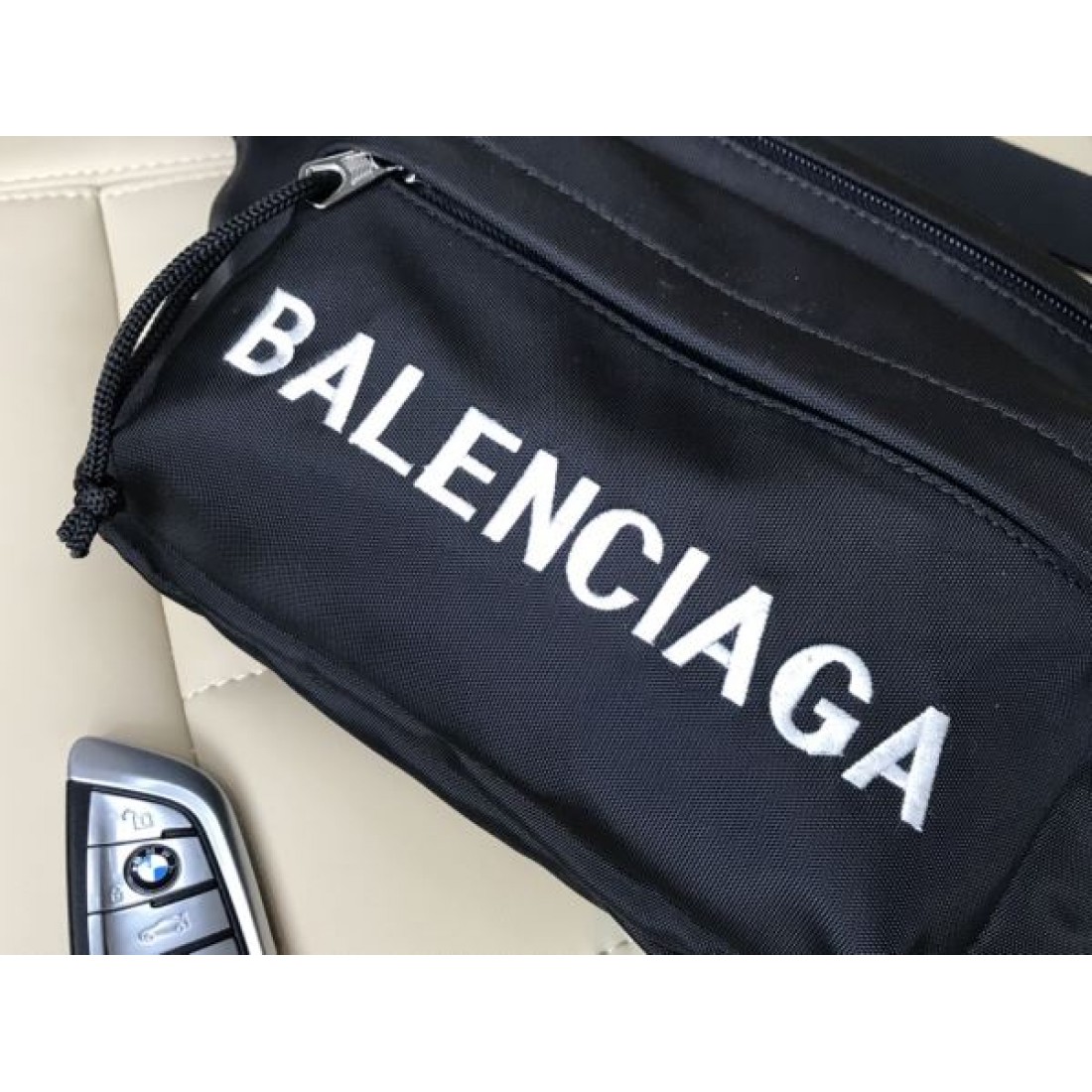  高級感あふれる BALENCIAGA バレンシアガ コピー ウエストバッグ 洗練された