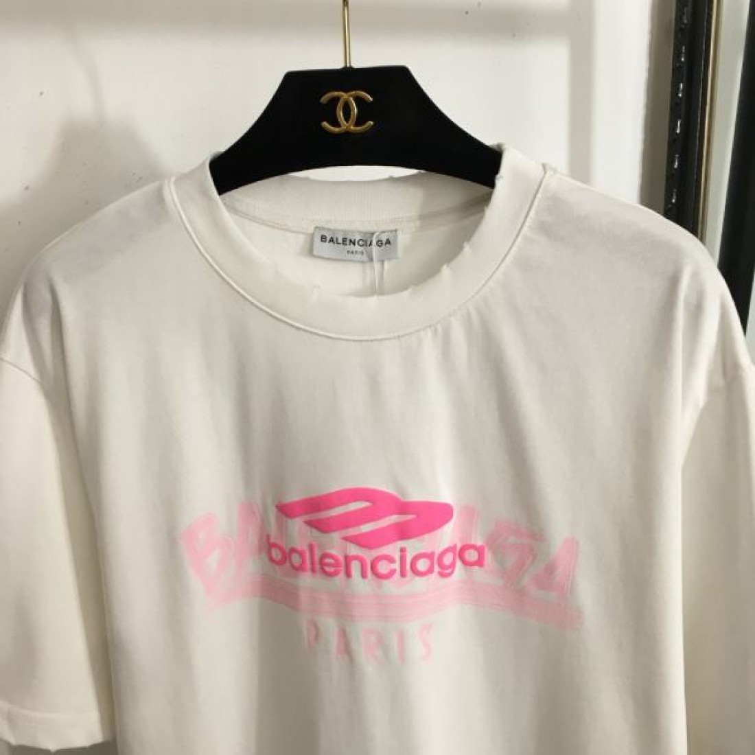 この夏を彩る BALENCIAGA バレンシア コピー 半袖Tシャツ 引き続き注目のスタイル
