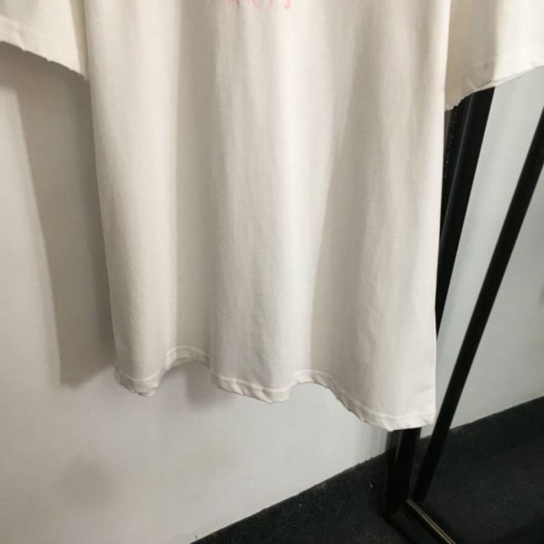 この夏を彩る BALENCIAGA バレンシア コピー 半袖Tシャツ 引き続き注目のスタイル