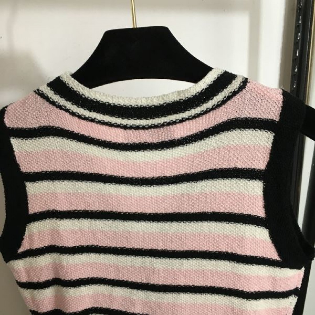 すべてのシーンで活躍 CHANEL シャネル コピー チョッキ 一目惚れ間違いなし