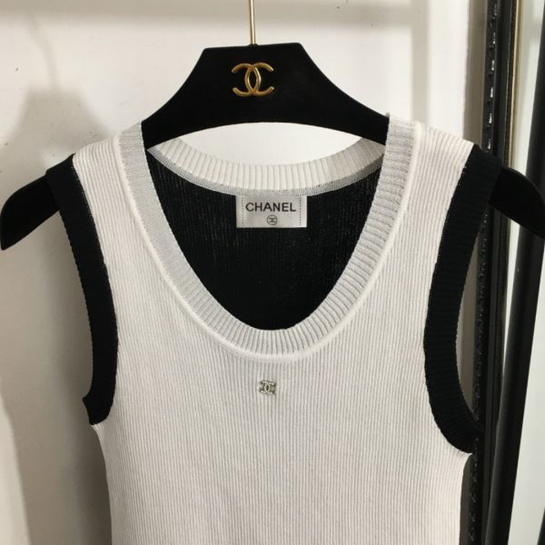 存在感を放つデザイン CHANEL シャネル コピー ニットベスト 驚きの新作