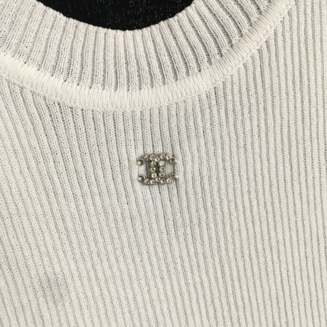 存在感を放つデザイン CHANEL シャネル コピー ニットベスト 驚きの新作
