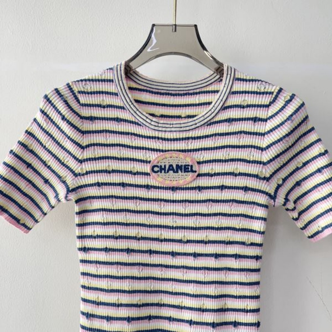 シンプルで上品 CHANEL シャネル コピー 半袖トップス スタイルが決まる
