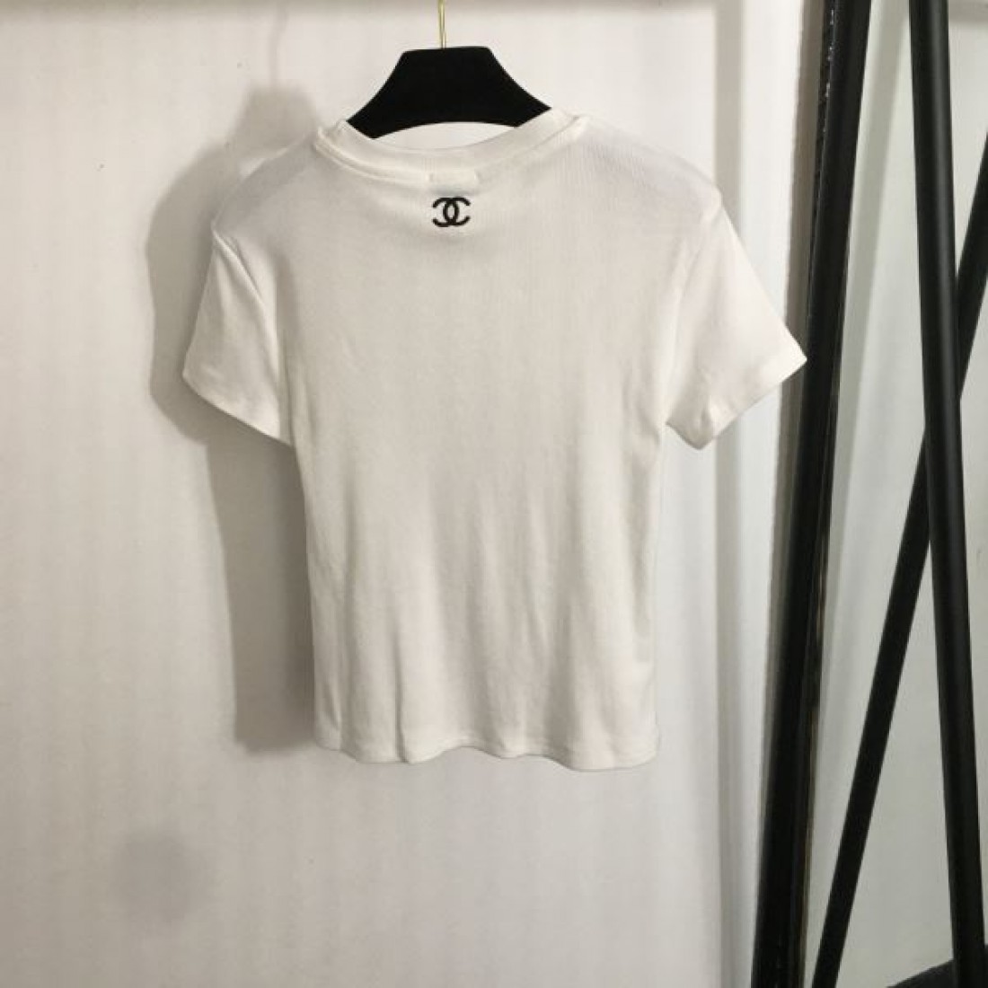 インパクト抜群 CHANEL シャネル コピー 半袖Tシャツ 季節にぴったり