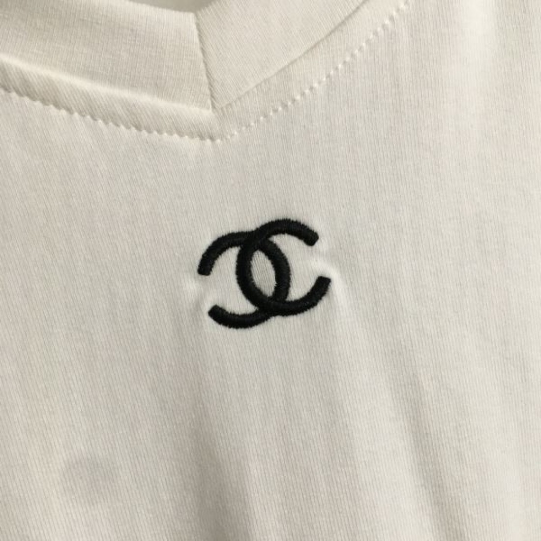 完璧なコーディネート CHANEL シャネル コピー 半袖Tシャツ 大人気の定番アイテム