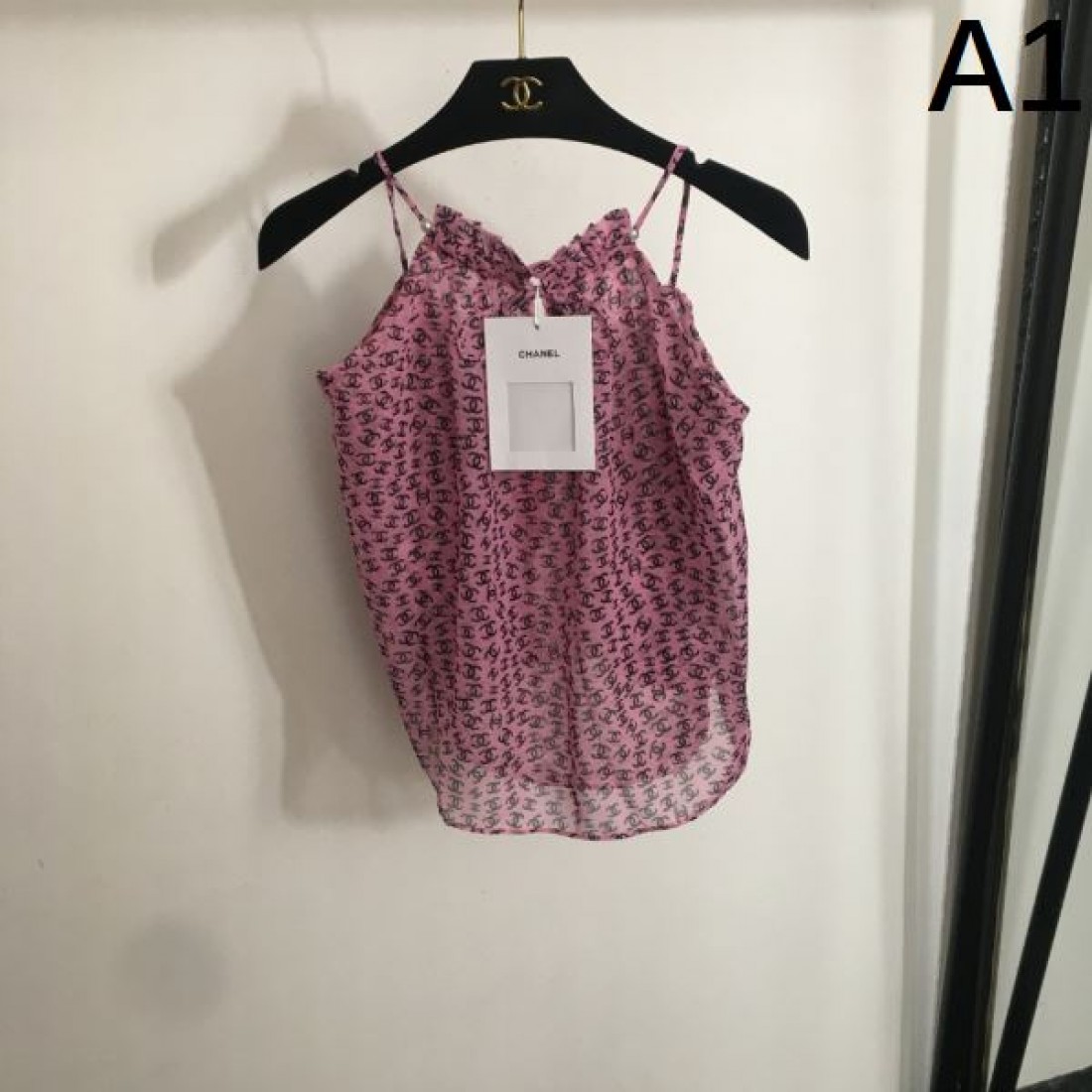 シンプルなのに目を引く CHANEL シャネル コピー キャミソール 季節感満載