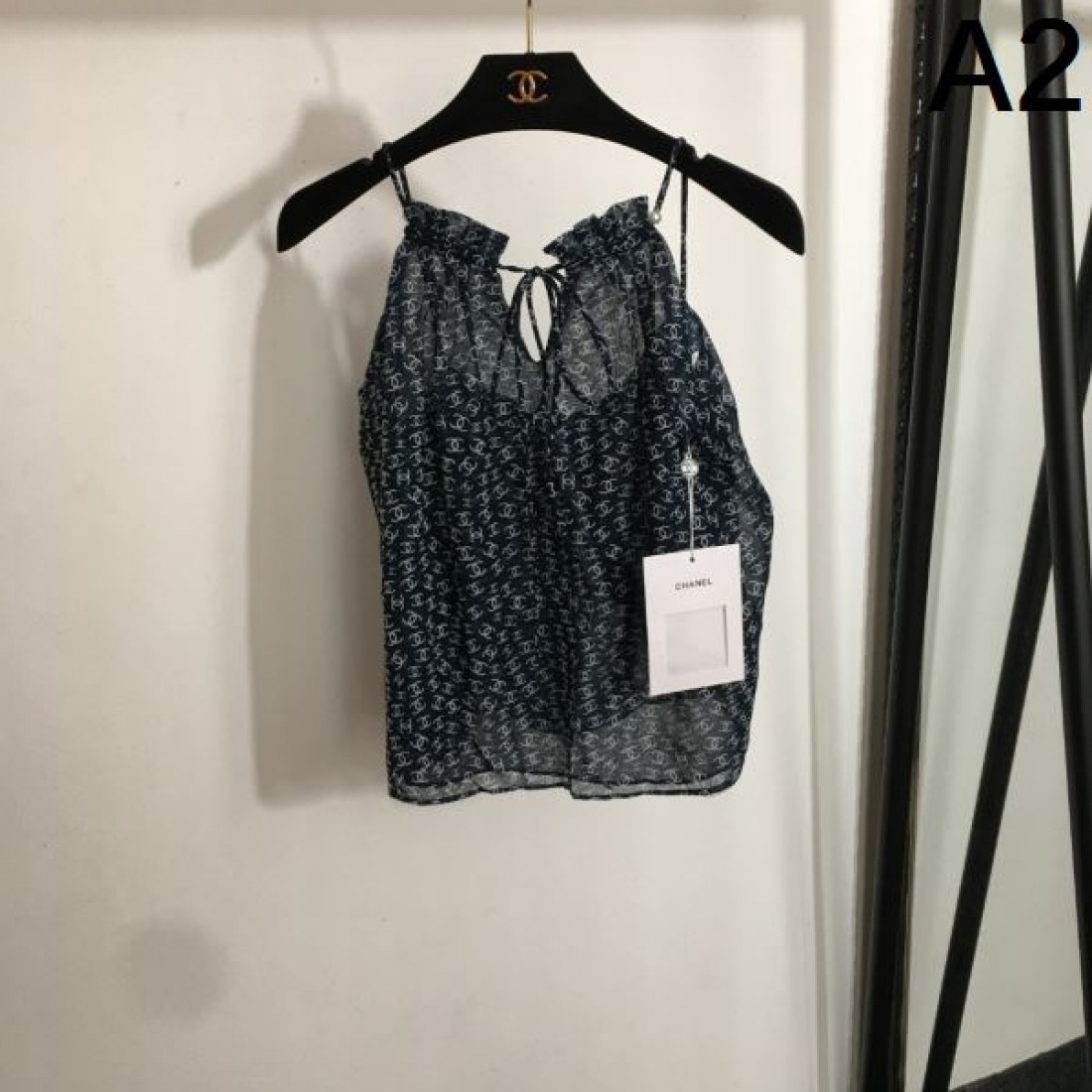 シンプルなのに目を引く CHANEL シャネル コピー キャミソール 季節感満載