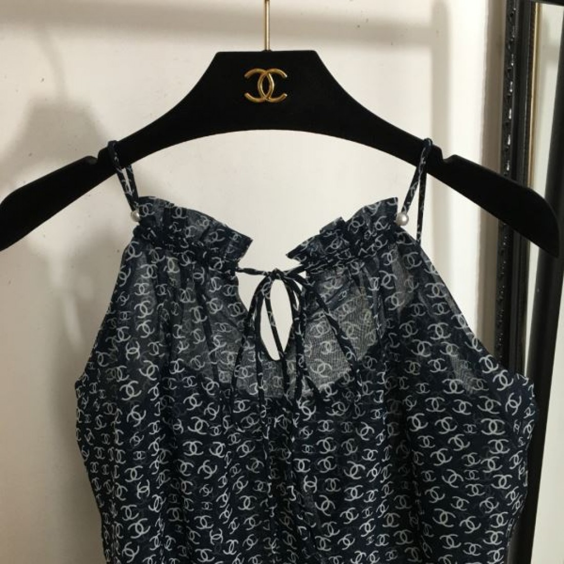 シンプルなのに目を引く CHANEL シャネル コピー キャミソール 季節感満載