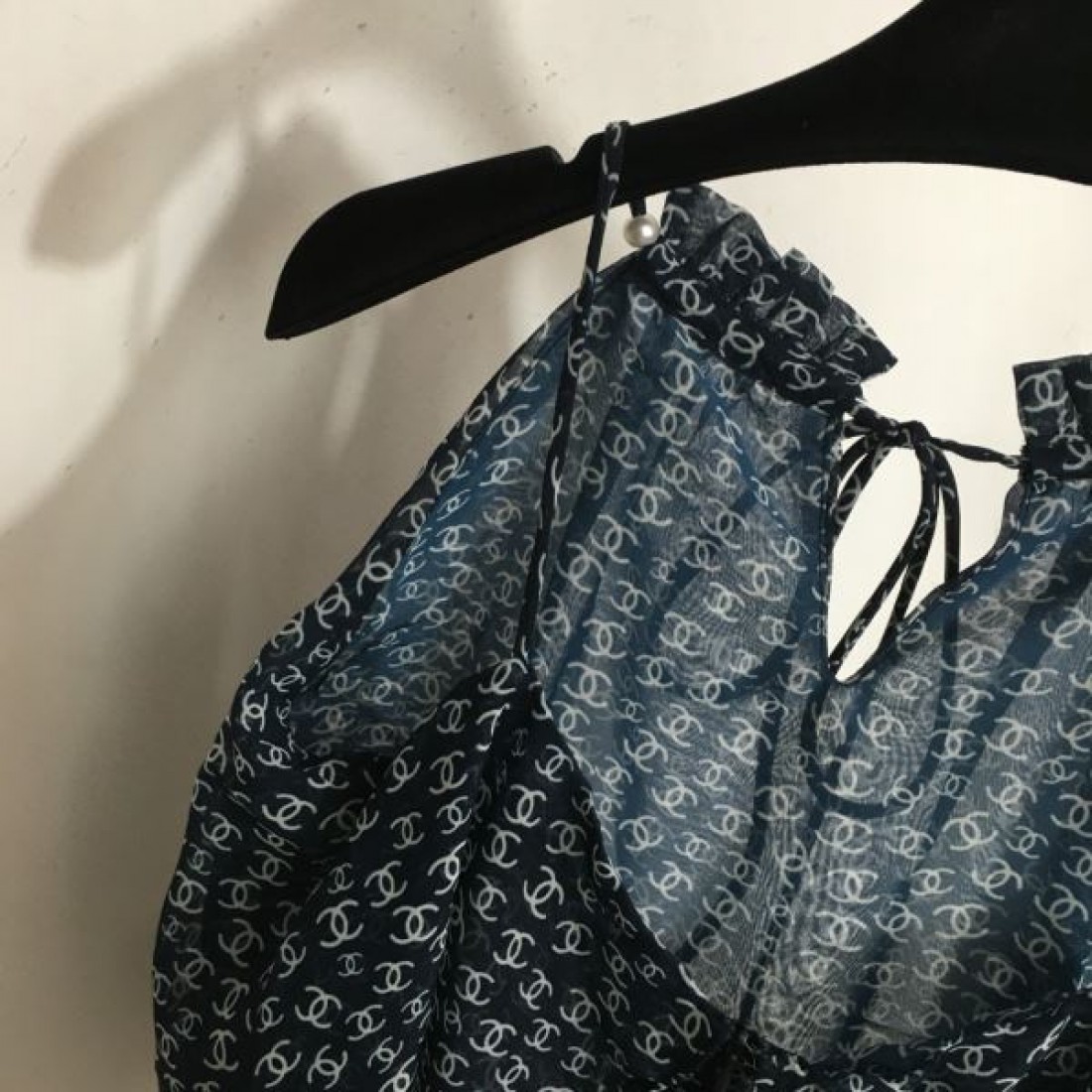 シンプルなのに目を引く CHANEL シャネル コピー キャミソール 季節感満載