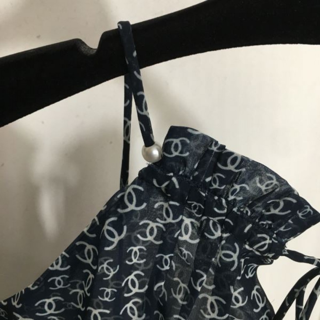 シンプルなのに目を引く CHANEL シャネル コピー キャミソール 季節感満載