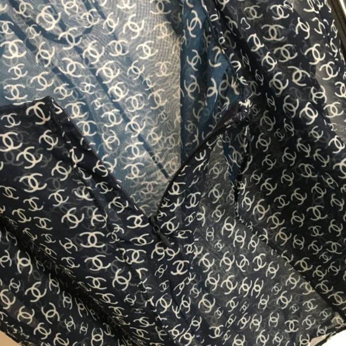 シンプルなのに目を引く CHANEL シャネル コピー キャミソール 季節感満載