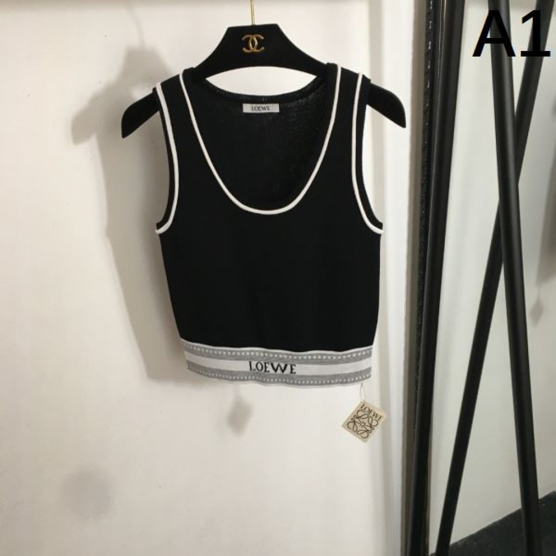 柔らかく上質な印象の LOEWE ロエベ スーパーコピー ニットベスト