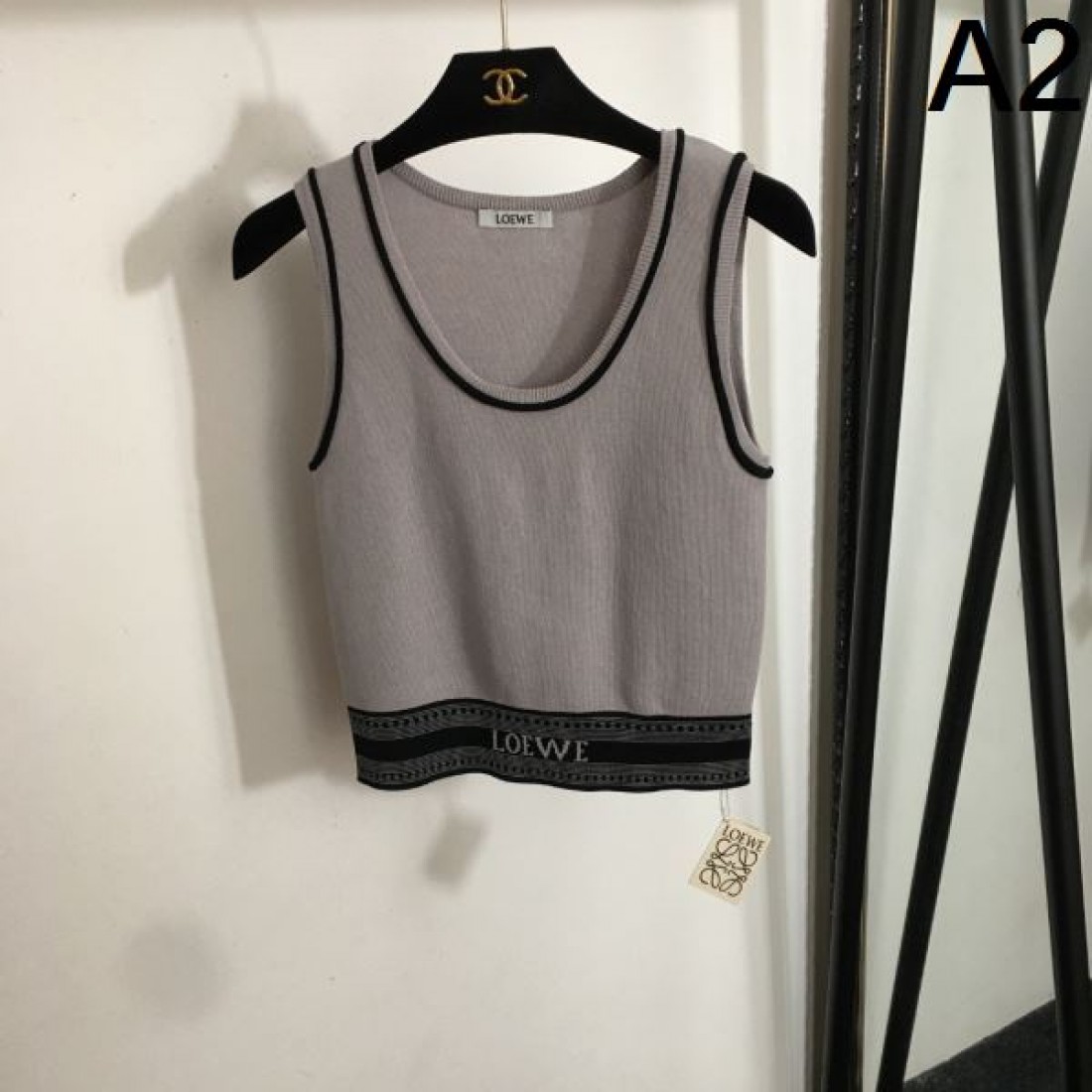 柔らかく上質な印象の LOEWE ロエベ スーパーコピー ニットベスト