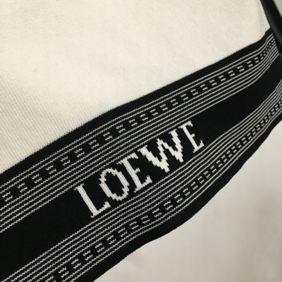 柔らかく上質な印象の LOEWE ロエベ スーパーコピー ニットベスト