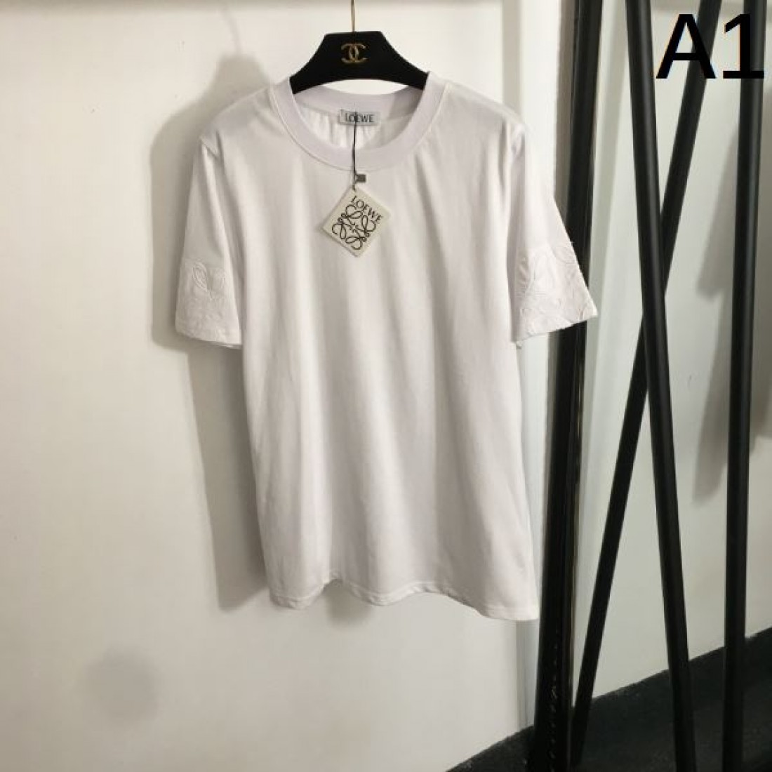 LOEWE ロエベ スーパーコピー 半袖Tシャツ ナチュラルで軽やかな印象