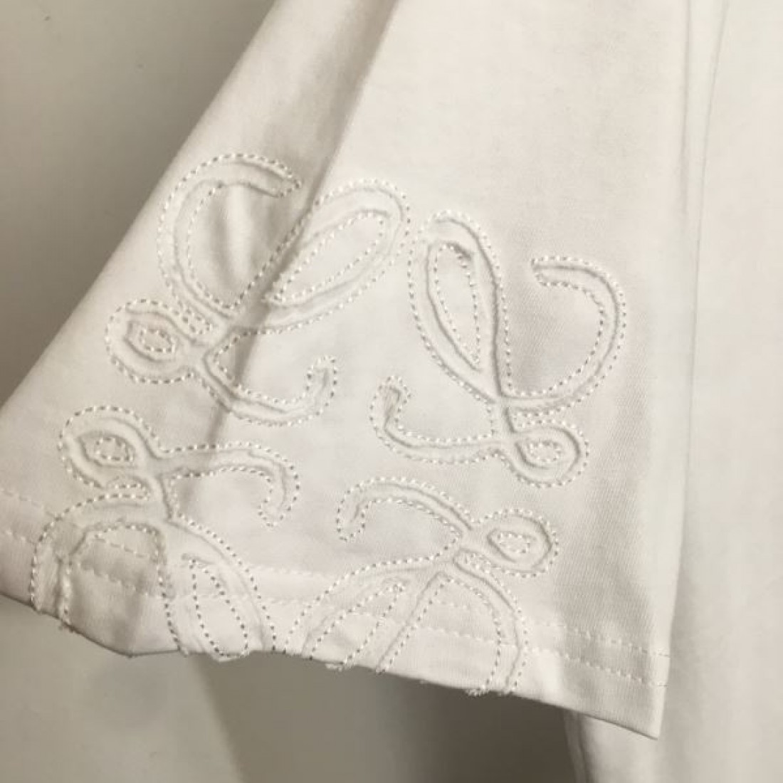 LOEWE ロエベ スーパーコピー 半袖Tシャツ ナチュラルで軽やかな印象