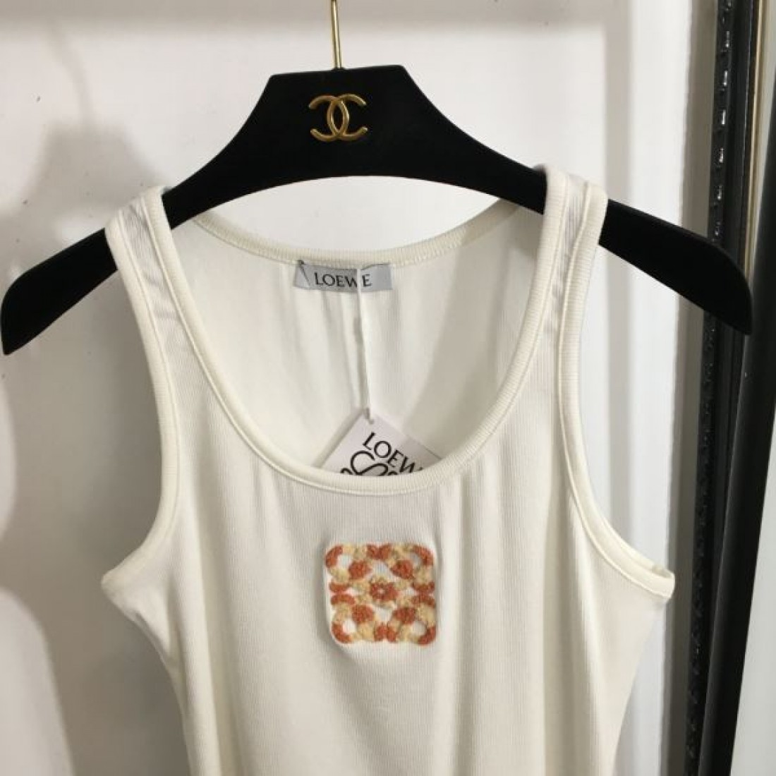 トレンド感漂うスタイリッシュな LOEWE ロエベ スーパーコピー 半袖Tシャツ