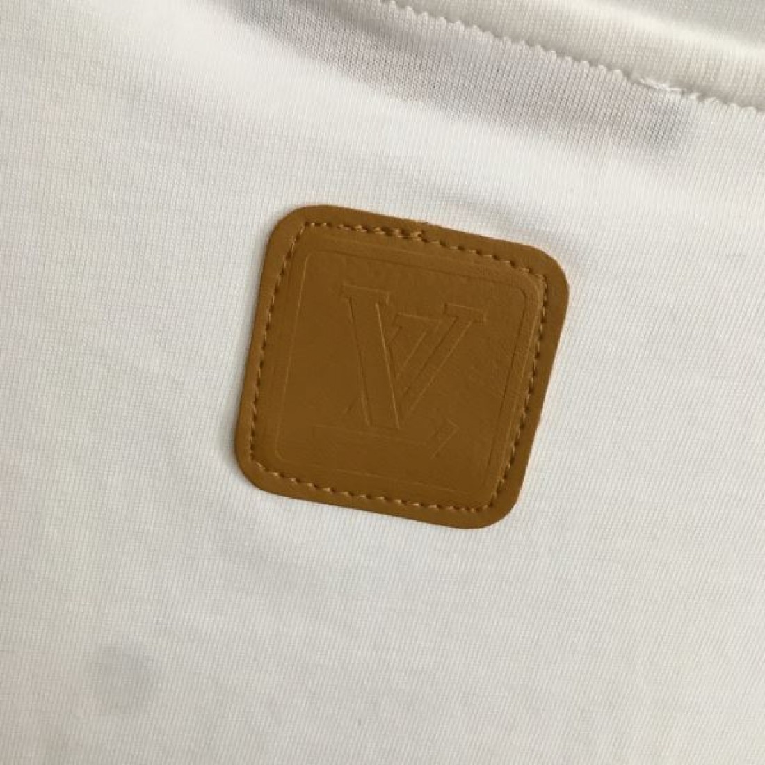 ルイヴィトン スーパーコピー 半袖Tシャツ LOUIS VUITTON クラシカルで華やかな魅力