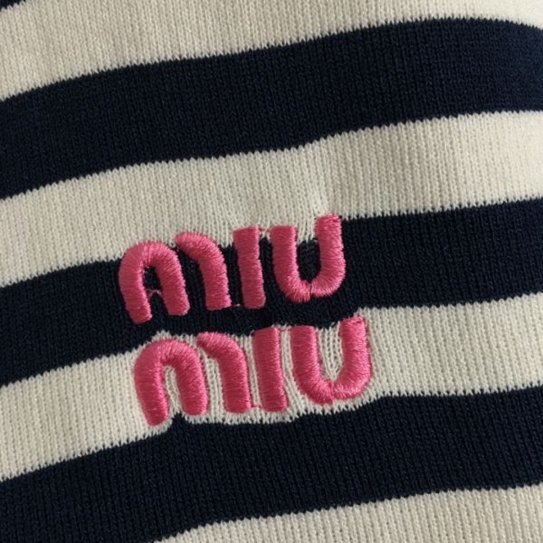  MIU MIU ミュウミュウ スーパーコピー 半袖シャツ 上品で可愛らしいデザイン
