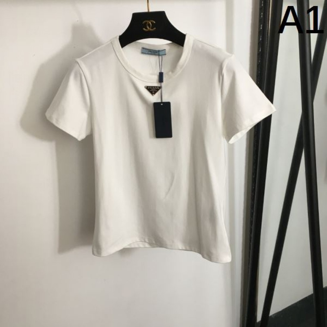 洗練と上品さを兼ね備えた PRADA プラダ スーパーコピー 半袖Tシャツ