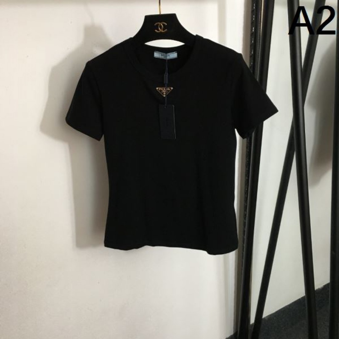  洗練と上品さを兼ね備えた PRADA プラダ スーパーコピー 半袖Tシャツ