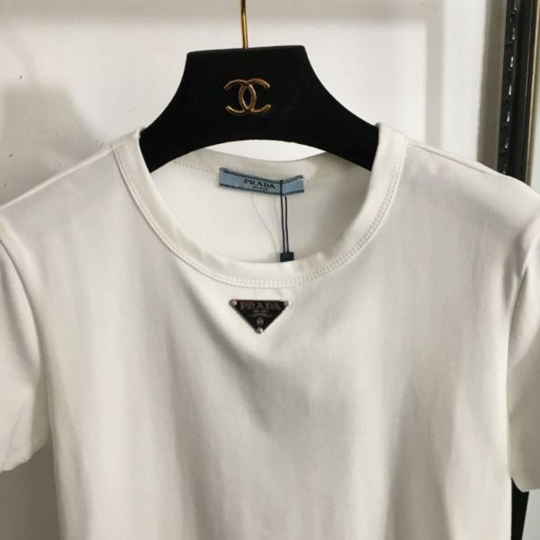  洗練と上品さを兼ね備えた PRADA プラダ スーパーコピー 半袖Tシャツ