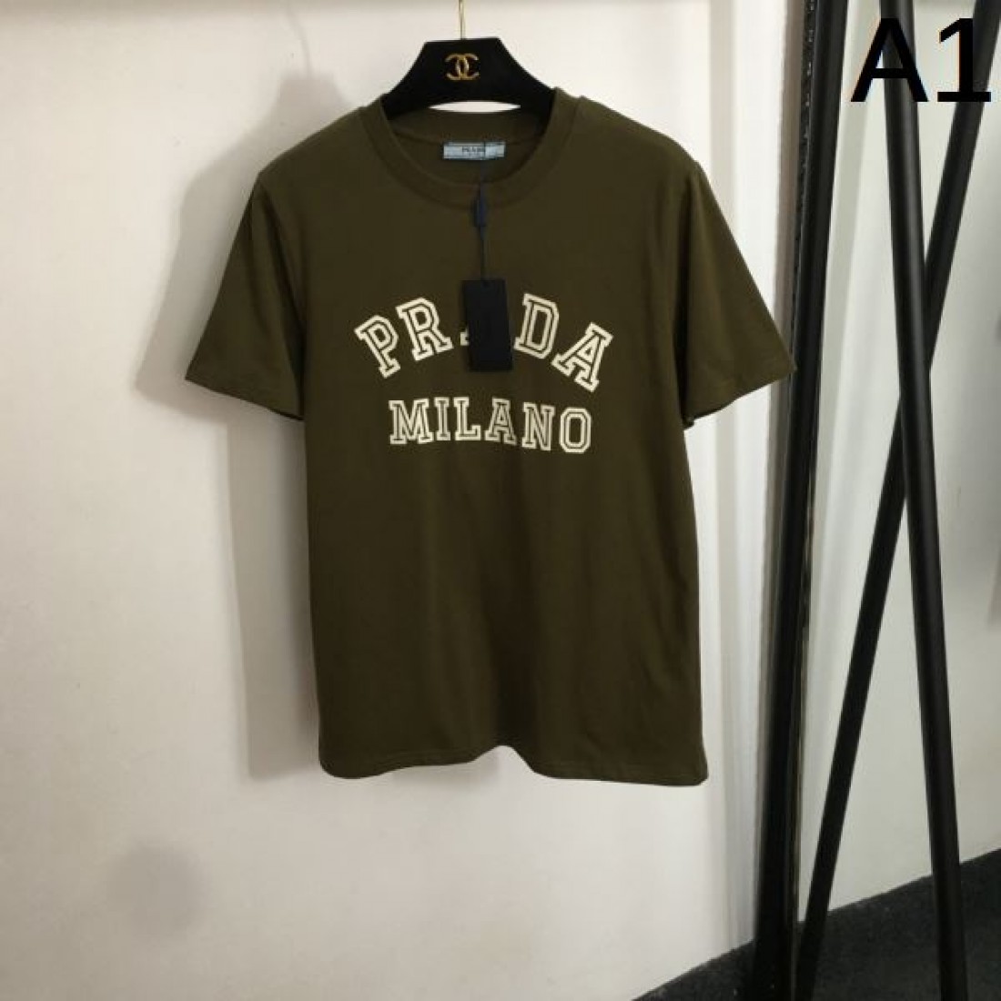 PRADA プラダ スーパーコピー 半袖Tシャツ クラシカルで柔らかな印象